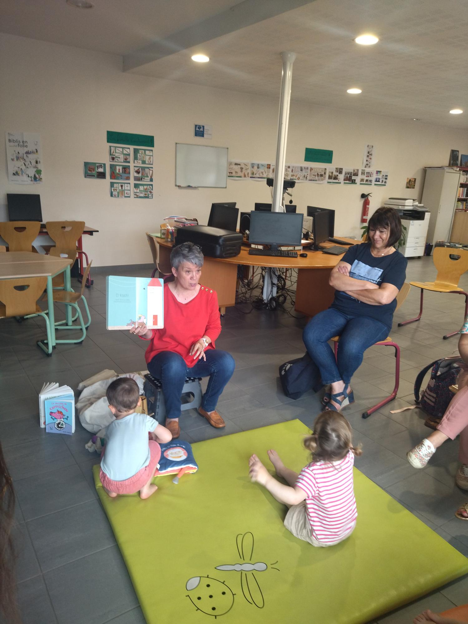 adulte lisant aux enfants